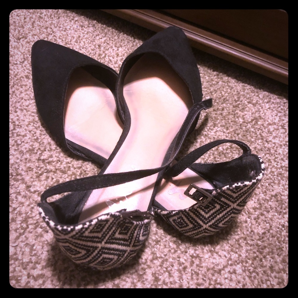 👀Unique Black and Cream Flats👀